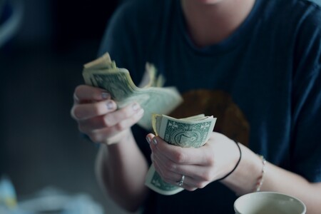 Por qué la sensación de “normalidad” cambia nuestra forma de gastar dinero